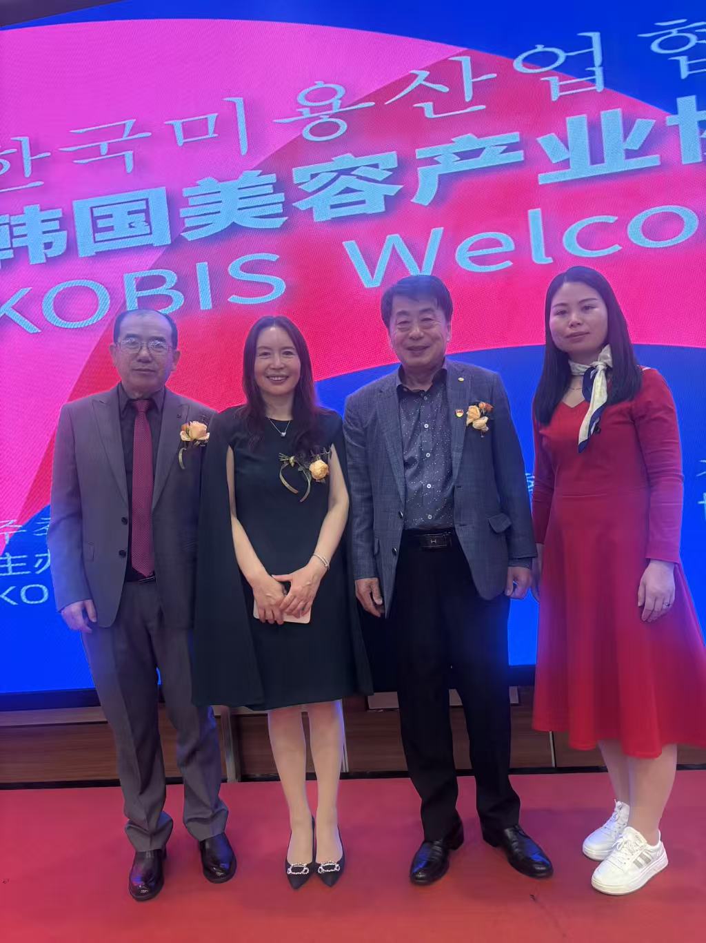 科技創(chuàng)新，品牌出海 ——中美韓國際美容健康產(chǎn)業(yè)峰會，瑞吉思榮膺兩項國際殊榮